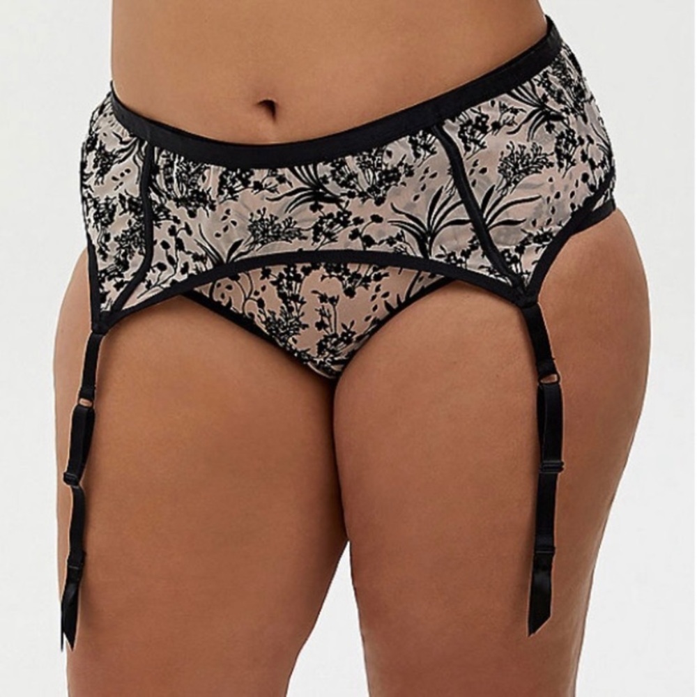 Torrid 1/2 Beige & Black Floral Flocked Garter Belt NWT